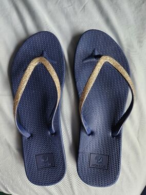 High Tide Women's Bounce Slim Metallic Flip Flops NWOT